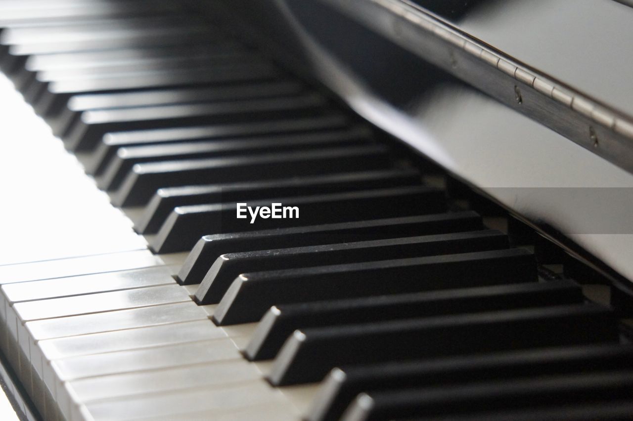 CLOSE-UP OF PIANO KEYS IN ROW