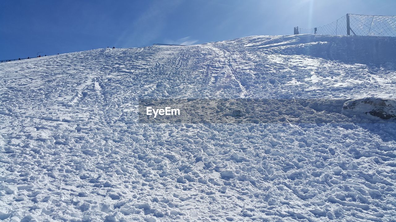 AERIAL VIEW OF SNOW COVERED MOUNTAINS AGAINST SKY