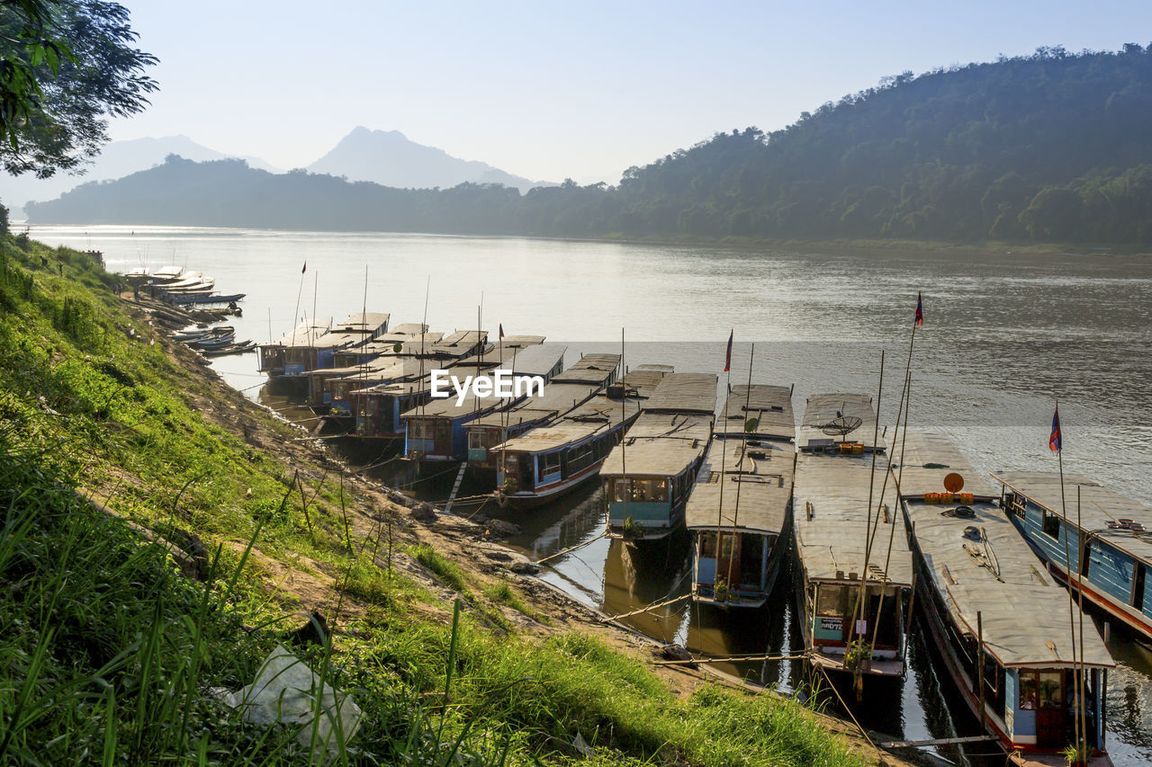 HIGH ANGLE VIEW OF BOATS IN LAKE