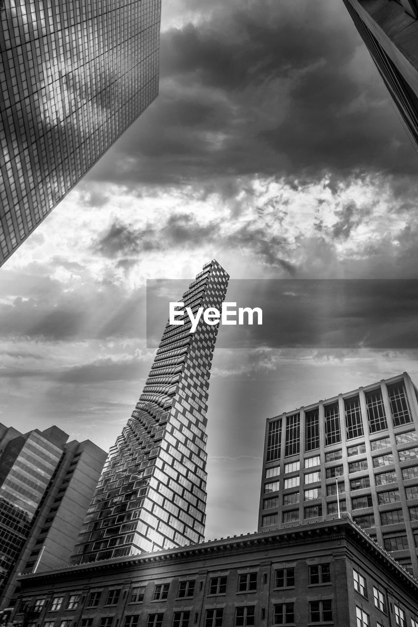 LOW ANGLE VIEW OF MODERN BUILDING AGAINST SKY IN CITY