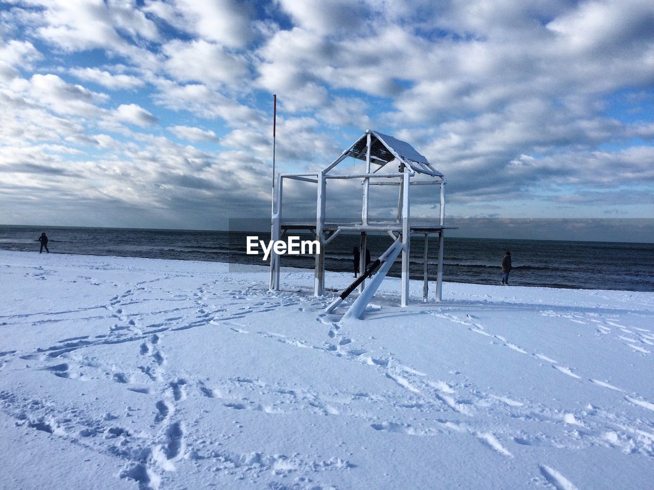 BUILT STRUCTURE ON BEACH AGAINST SKY