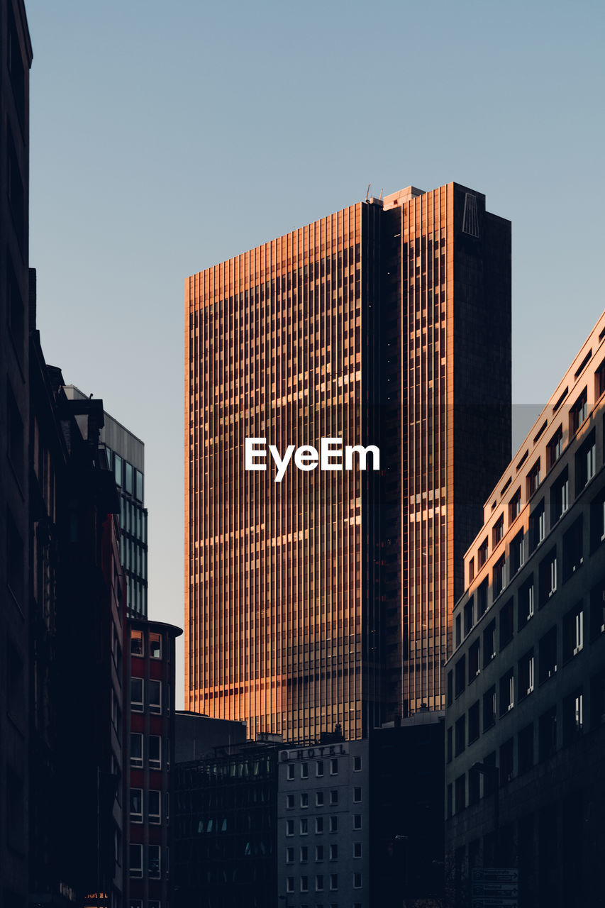 LOW ANGLE VIEW OF BUILDINGS AGAINST SKY IN CITY