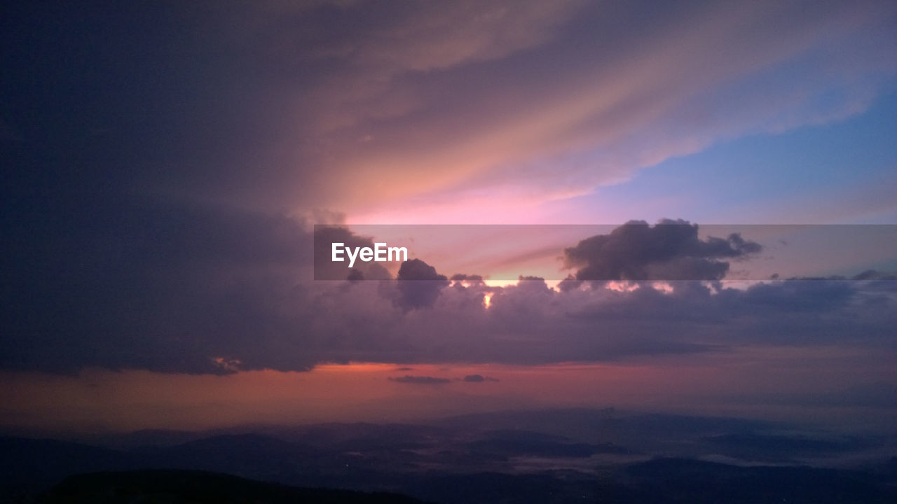 SCENIC VIEW OF SKY DURING SUNSET AGAINST CLOUDY BLUE