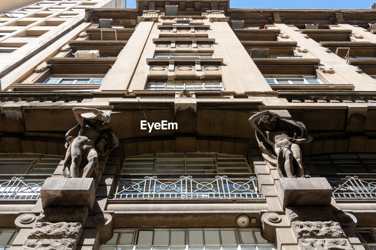 LOW ANGLE VIEW OF STATUE ON BUILDING