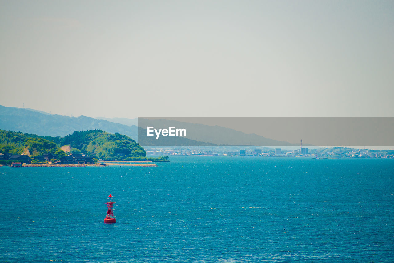 SCENIC VIEW OF SEA AND MOUNTAINS AGAINST SKY