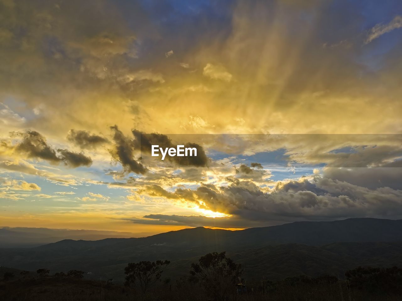 SCENIC VIEW OF DRAMATIC SKY OVER SILHOUETTE MOUNTAINS