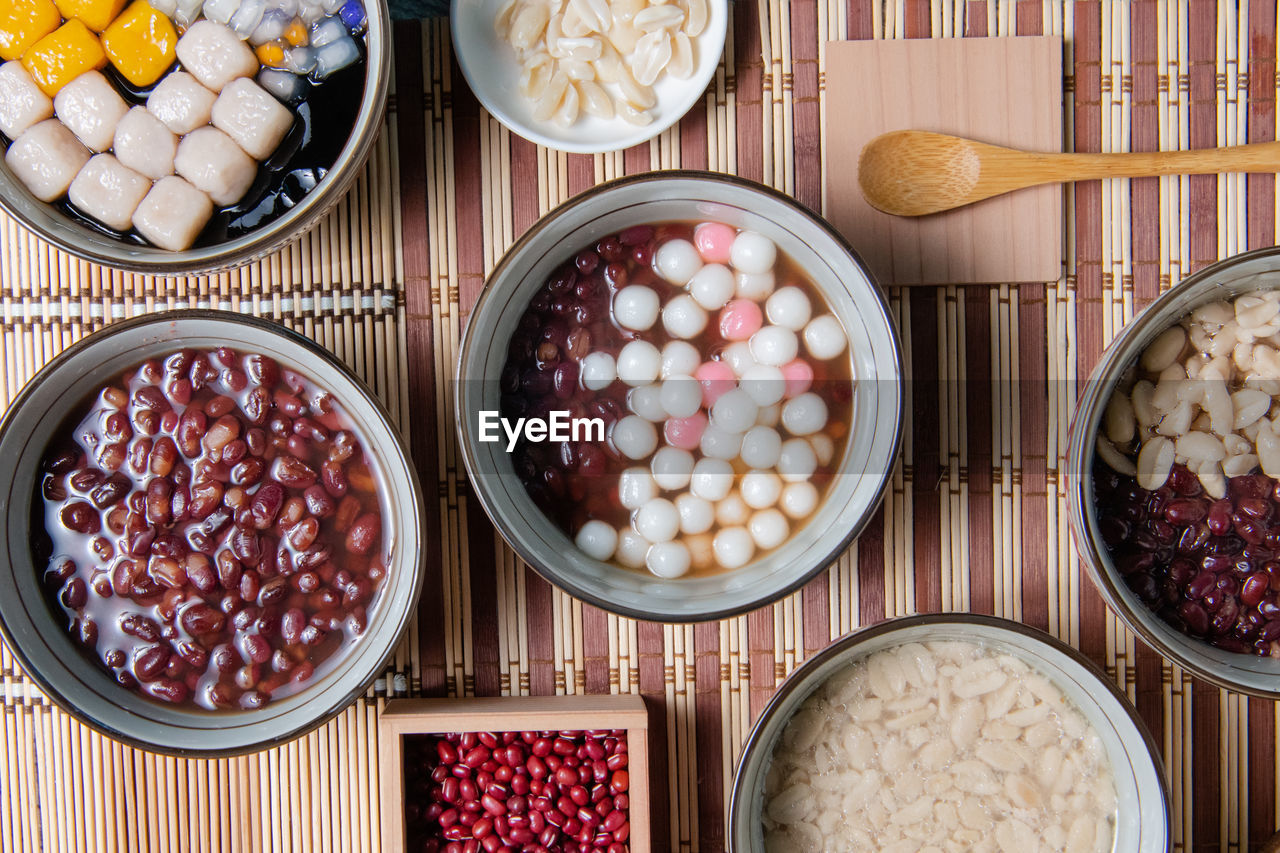 HIGH ANGLE VIEW OF BREAKFAST IN BOWL ON TABLE