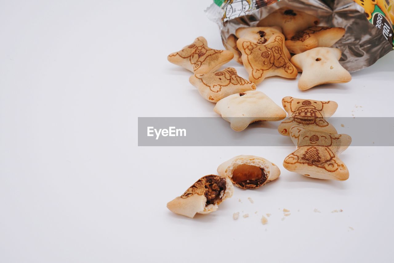 HIGH ANGLE VIEW OF COOKIES IN PLATE