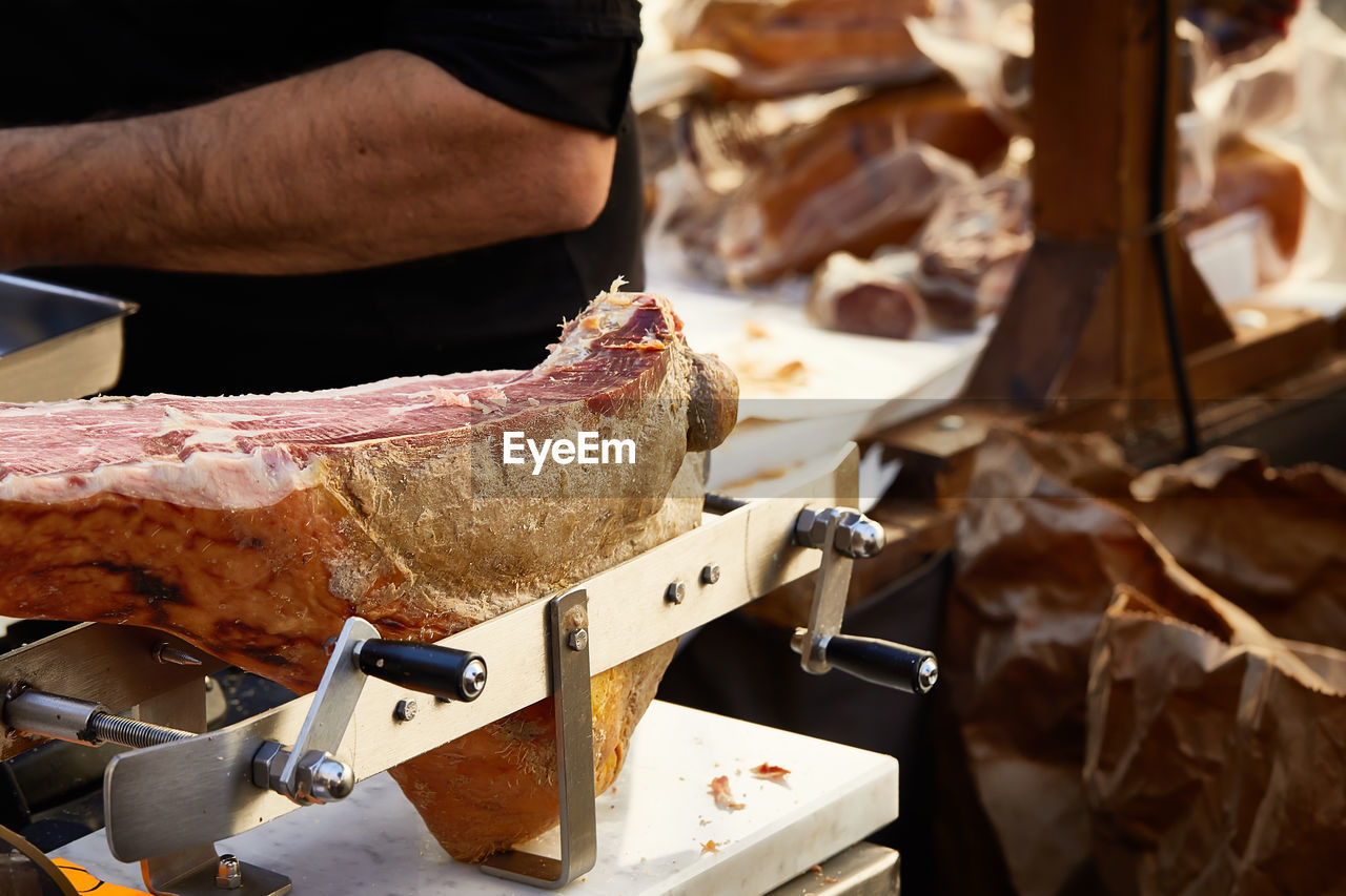 CLOSE-UP OF HAND PREPARING FOOD