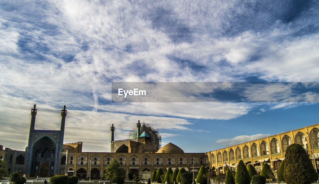 LOW ANGLE VIEW OF BUILDINGS AGAINST SKY