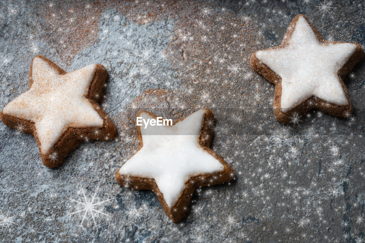 HIGH ANGLE VIEW OF COOKIES ON CHRISTMAS TREE IN SNOW