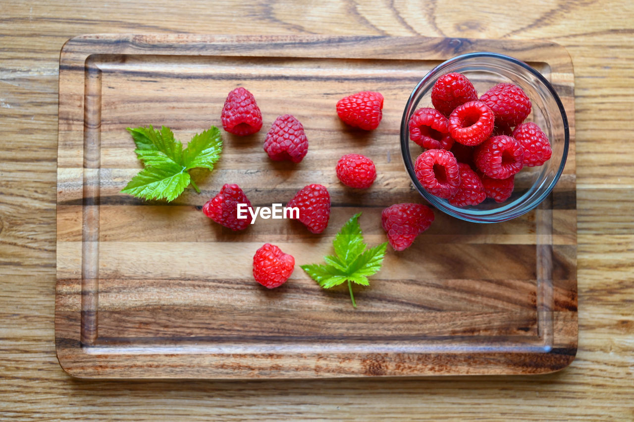 HIGH ANGLE VIEW OF STRAWBERRIES IN CONTAINER