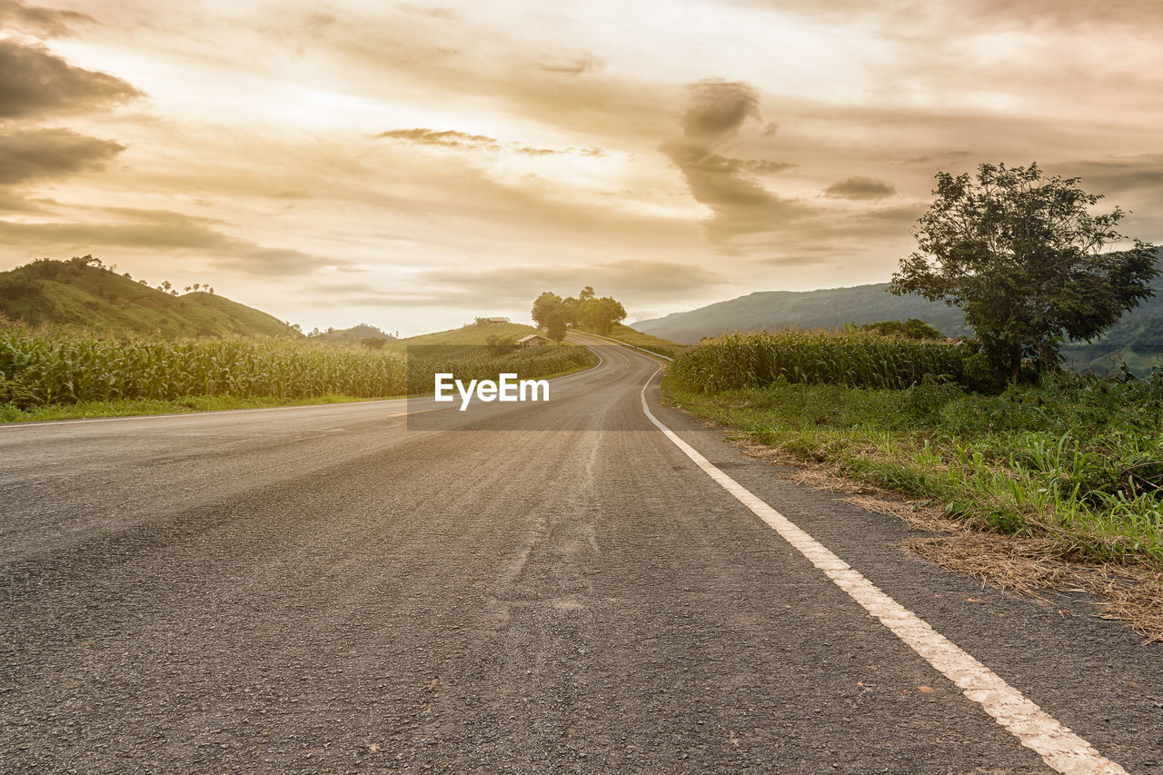 EMPTY ROAD ALONG COUNTRYSIDE LANDSCAPE