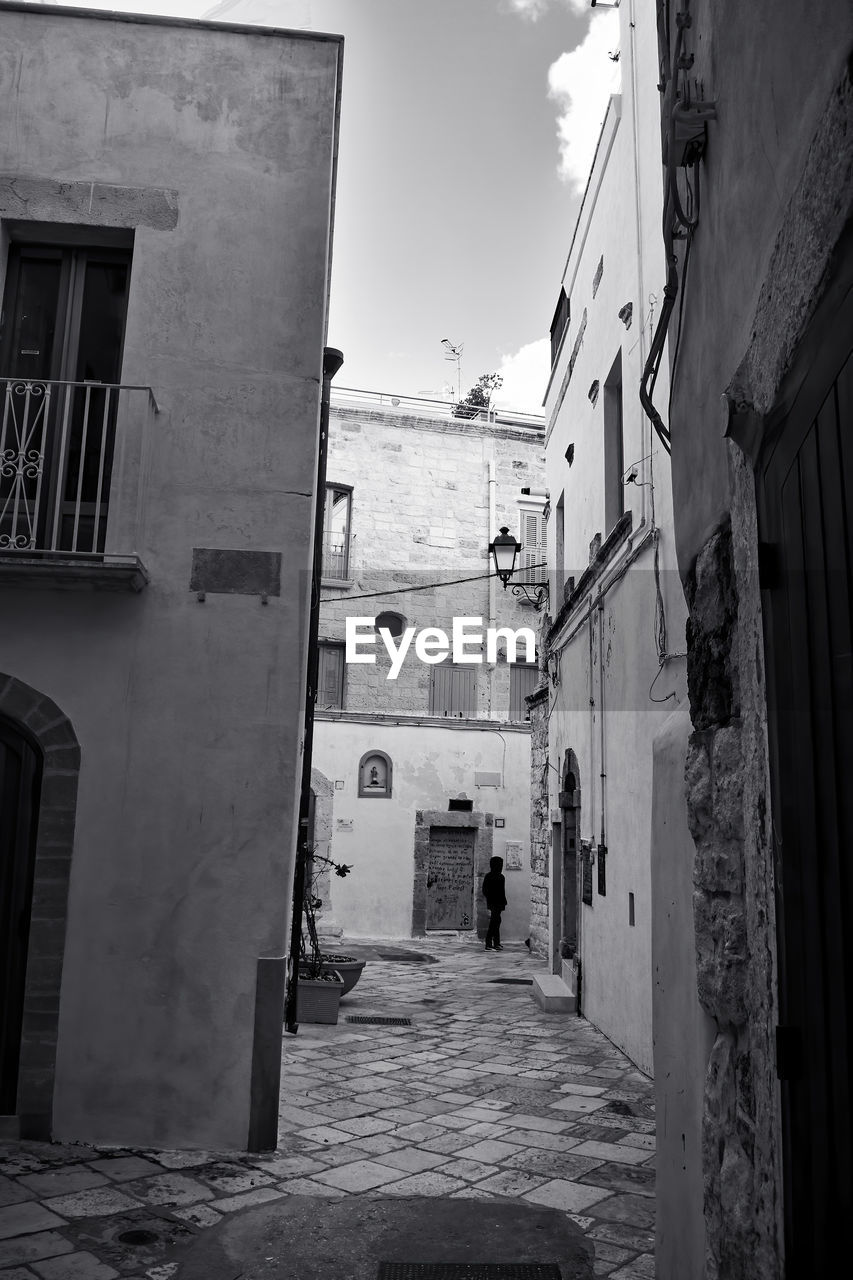 Narrow alley amidst buildings in city