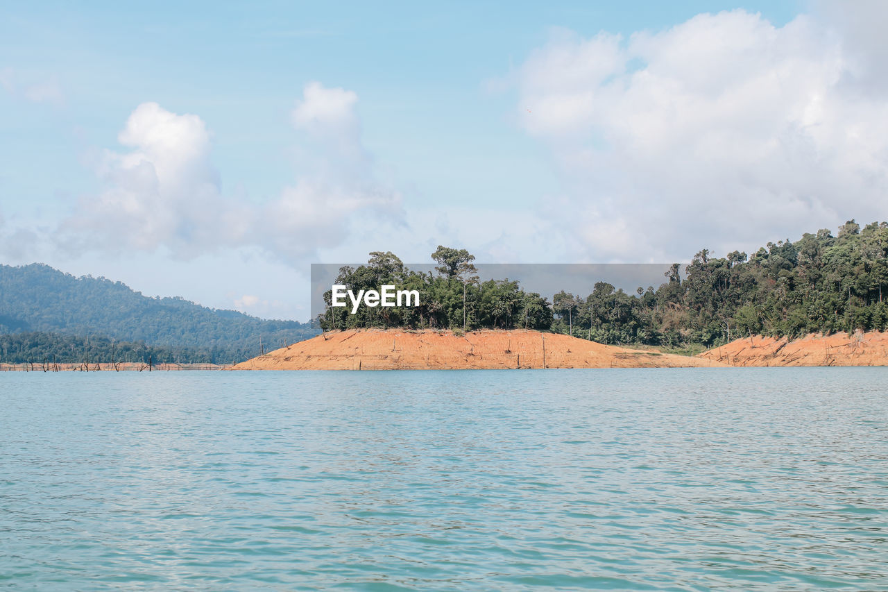 SCENIC VIEW OF SEA AND MOUNTAIN AGAINST SKY