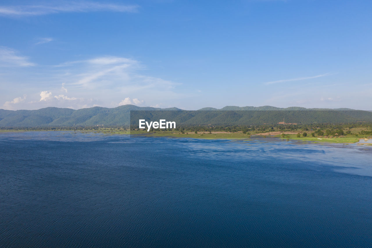 SCENIC VIEW OF SEA AND MOUNTAINS AGAINST SKY