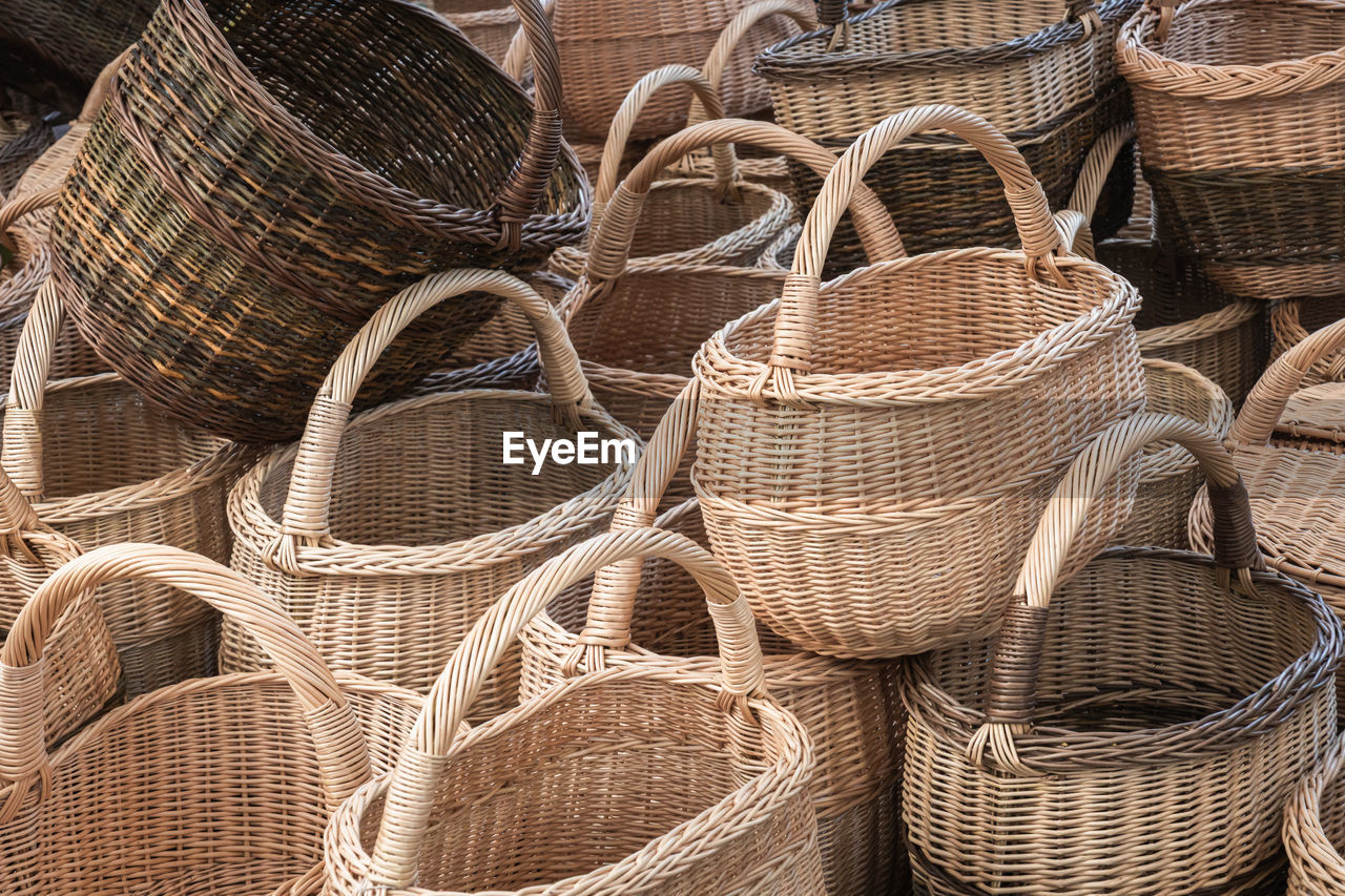 basket, wicker, large group of objects, container, market, no people, retail, abundance, for sale, full frame, arrangement, backgrounds, day, wood, high angle view, still life, business finance and industry, brown, business, fishing industry, fishing, market stall, variation, outdoors, pattern