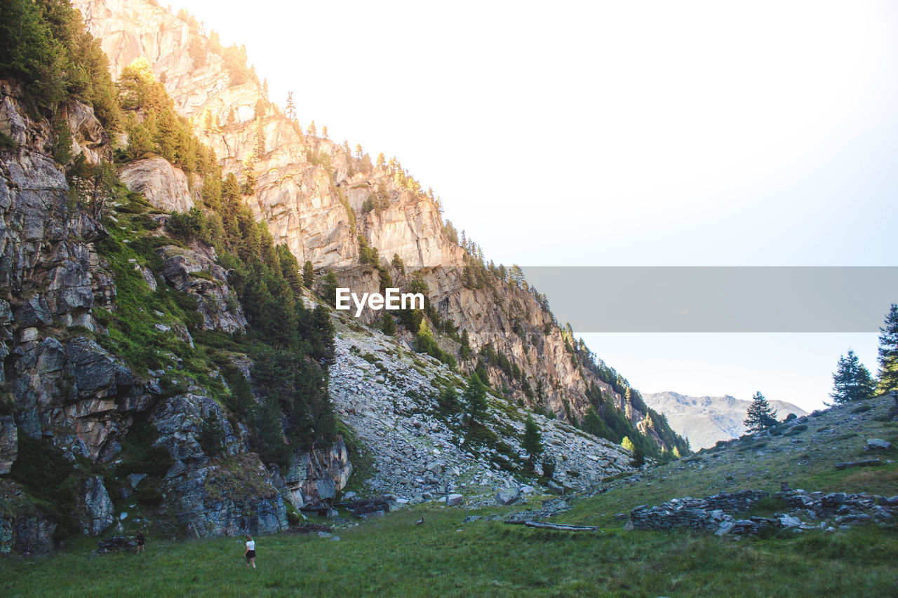 SCENIC VIEW OF MOUNTAIN AGAINST CLEAR SKY