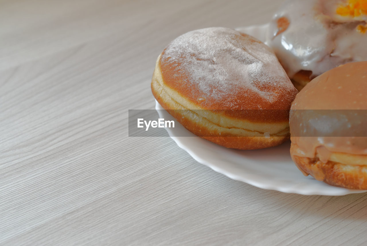 CLOSE-UP OF BURGER ON TABLE