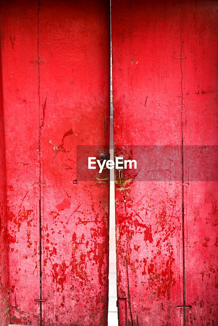 CLOSE-UP OF CLOSED DOOR