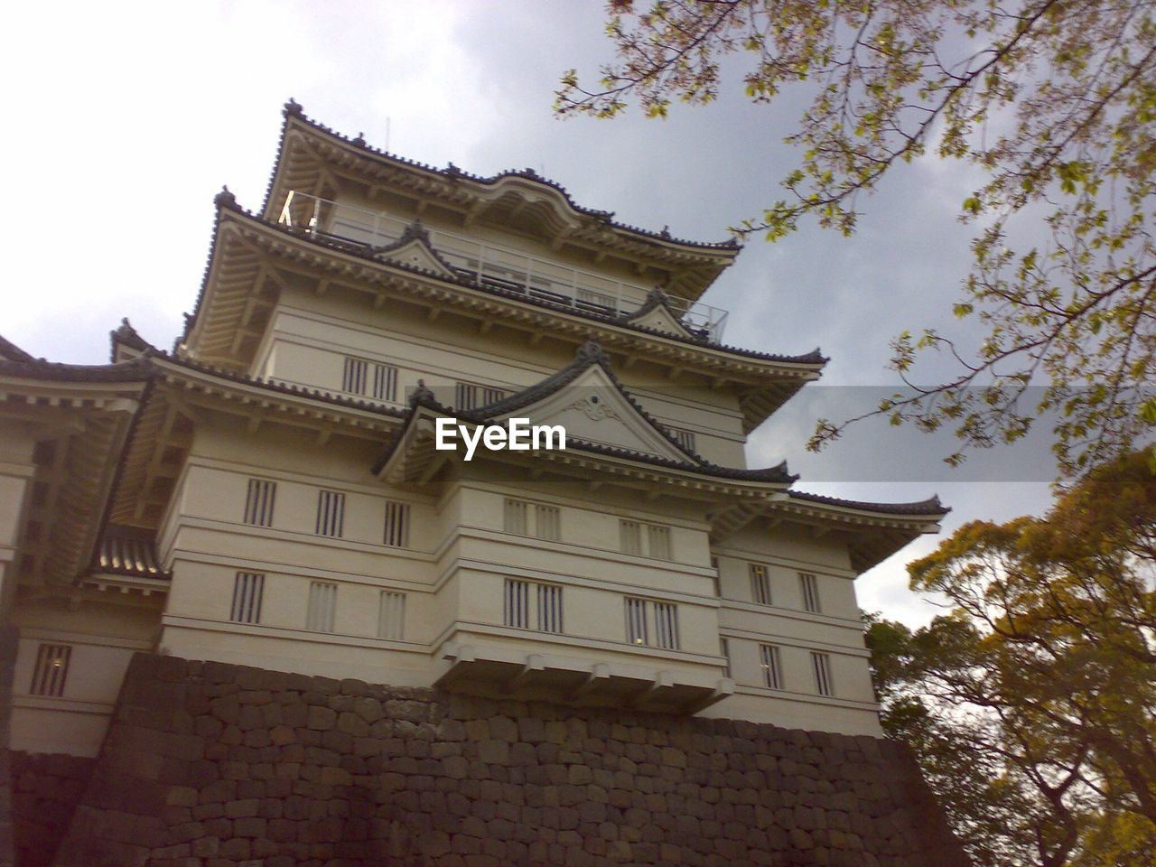 LOW ANGLE VIEW OF BUILT STRUCTURE AGAINST THE SKY