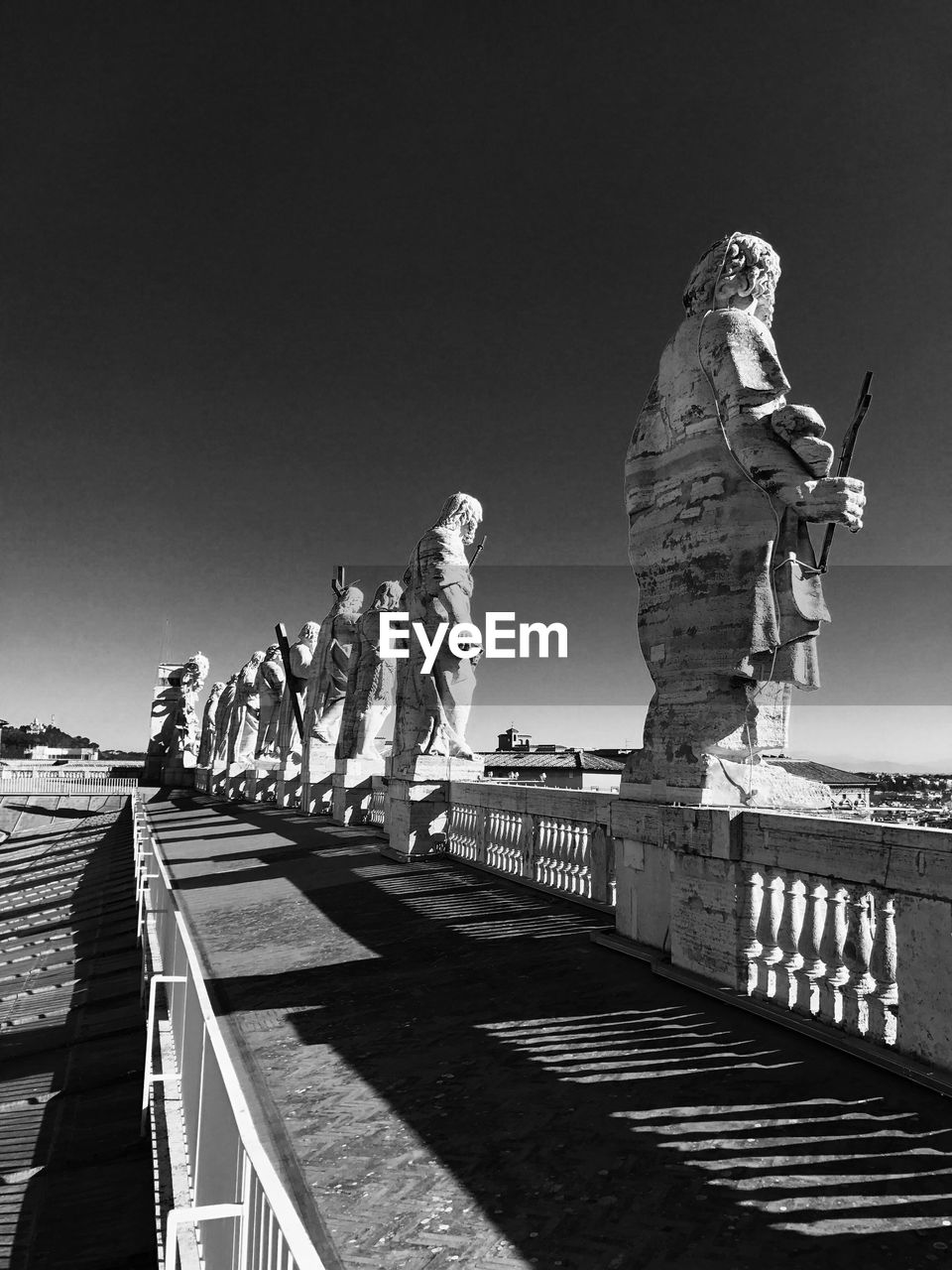 LOW ANGLE VIEW OF STATUE OF BUILDING