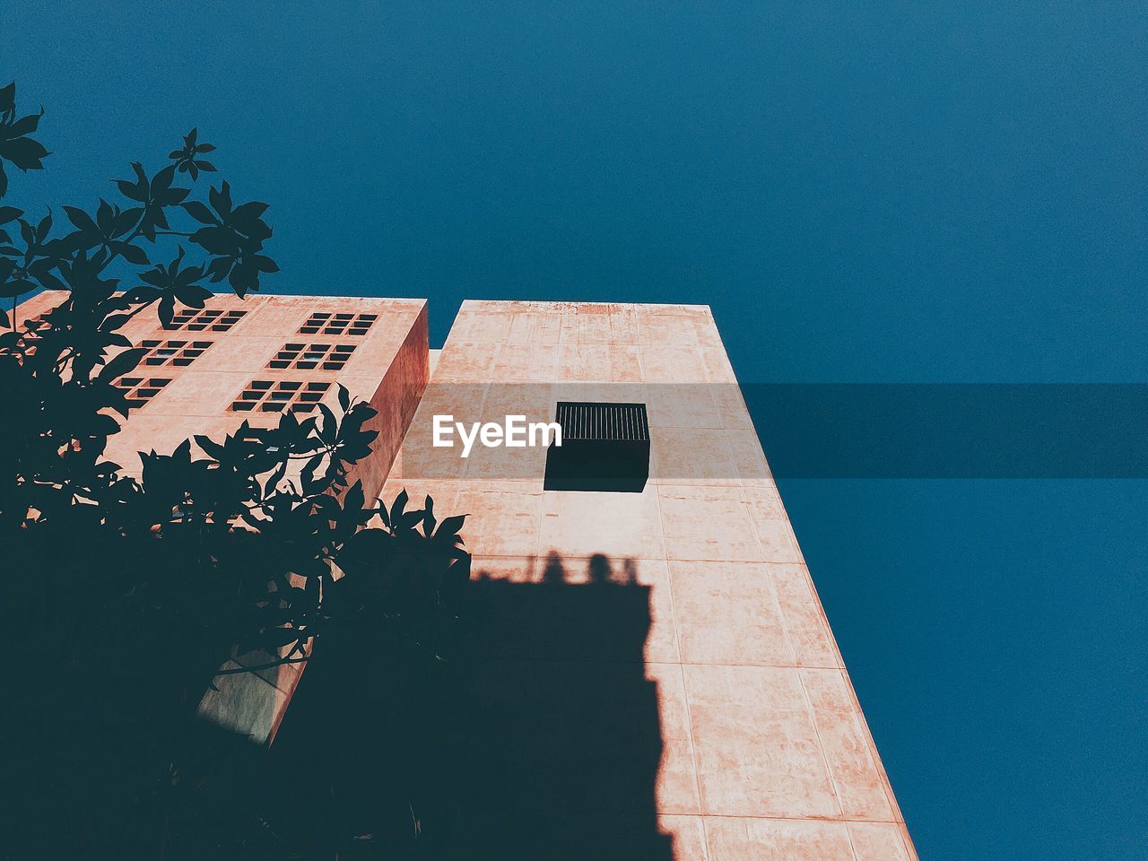 LOW ANGLE VIEW OF BUILDING AGAINST CLEAR SKY