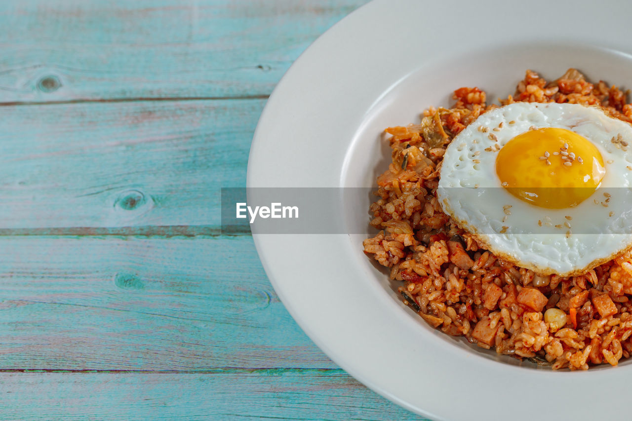 HIGH ANGLE VIEW OF BREAKFAST SERVED IN BOWL