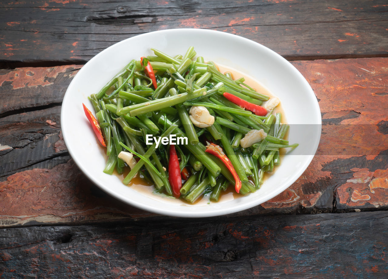 HIGH ANGLE VIEW OF CHOPPED VEGETABLES IN BOWL