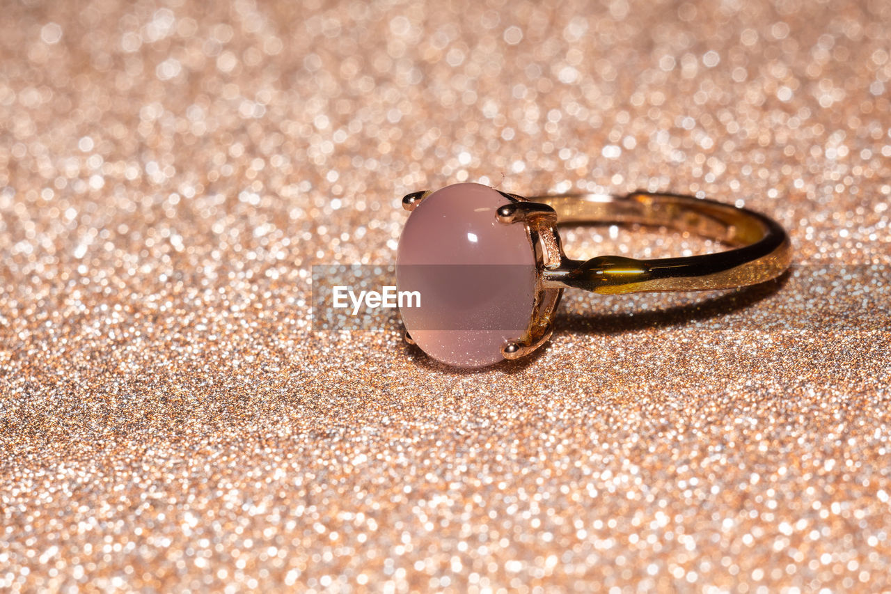 Fashion yellow gold ring with pink chalcedony stone.