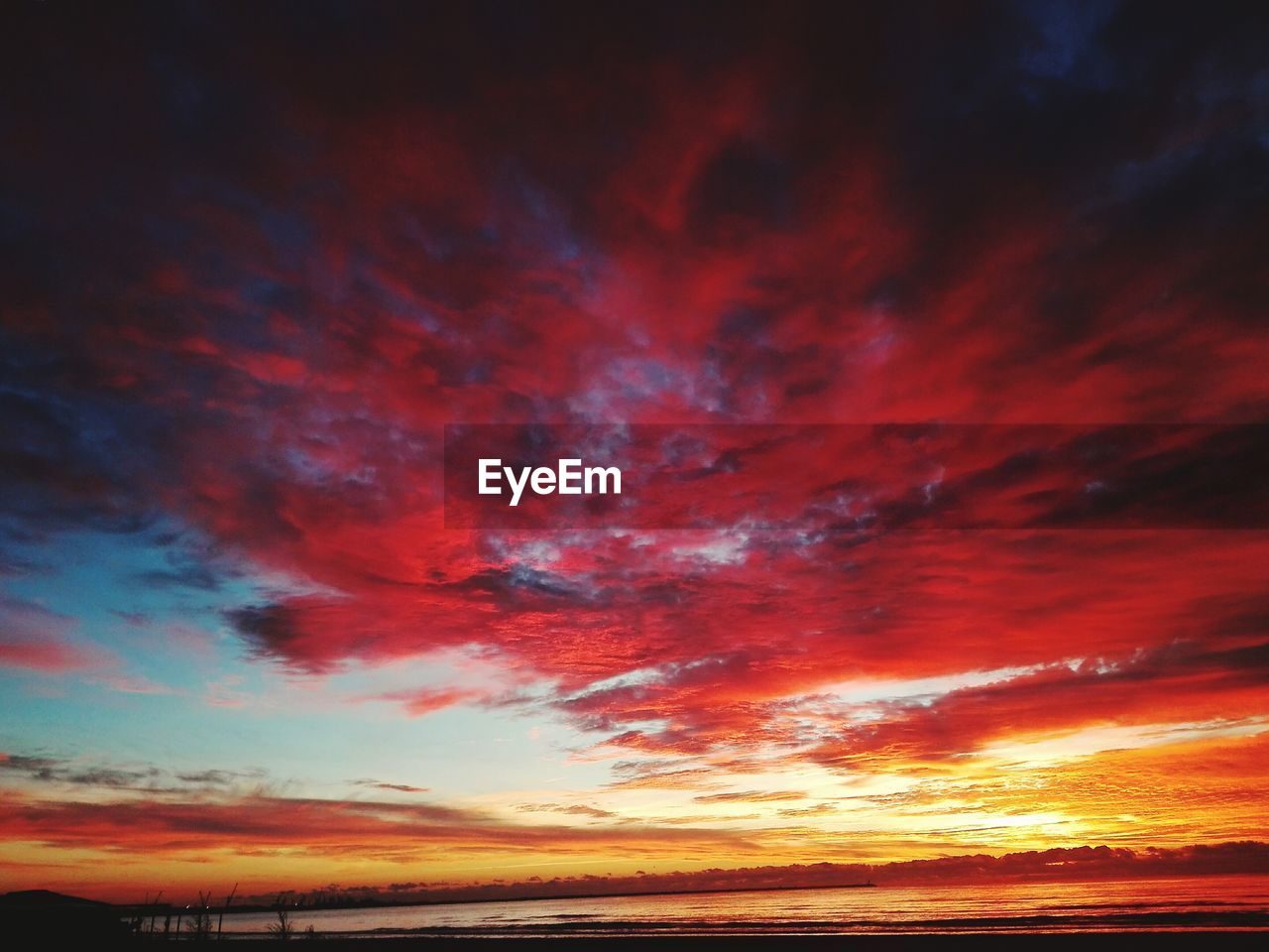 LOW ANGLE VIEW OF DRAMATIC SKY AT SUNSET