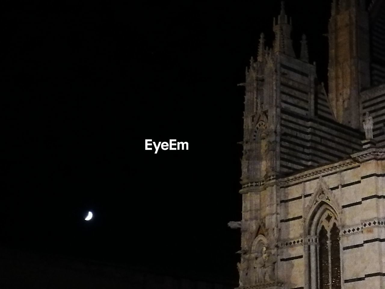 LOW ANGLE VIEW OF ILLUMINATED HISTORICAL BUILDING AGAINST SKY AT NIGHT