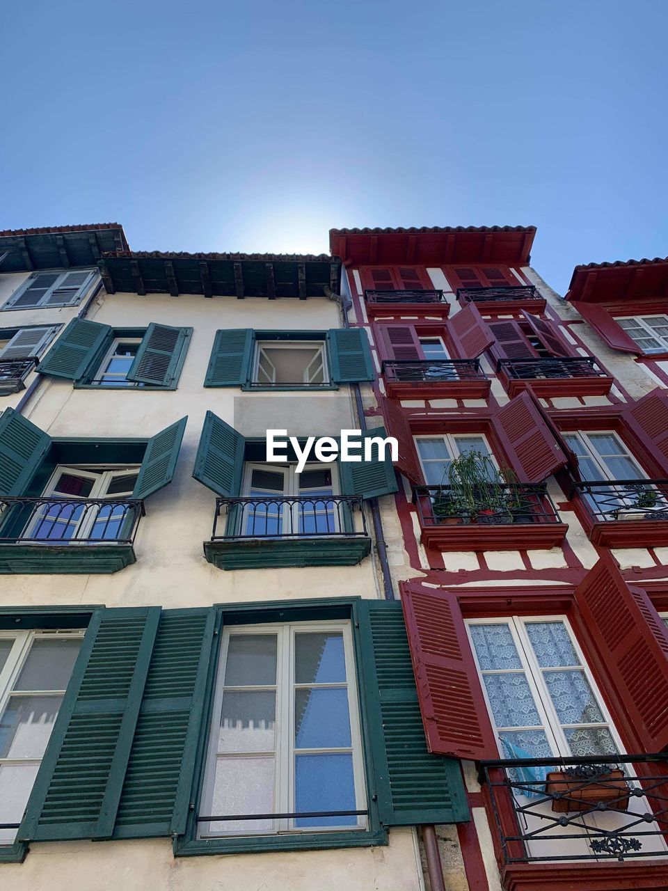 LOW ANGLE VIEW OF RESIDENTIAL BUILDINGS AGAINST CLEAR SKY