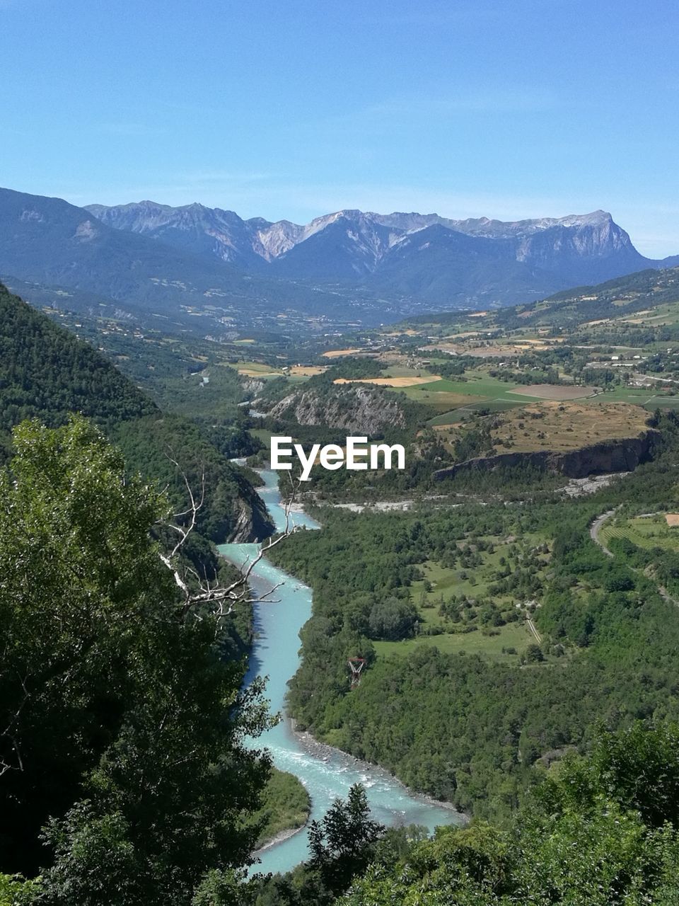 SCENIC VIEW OF RIVER AMIDST MOUNTAINS AGAINST SKY