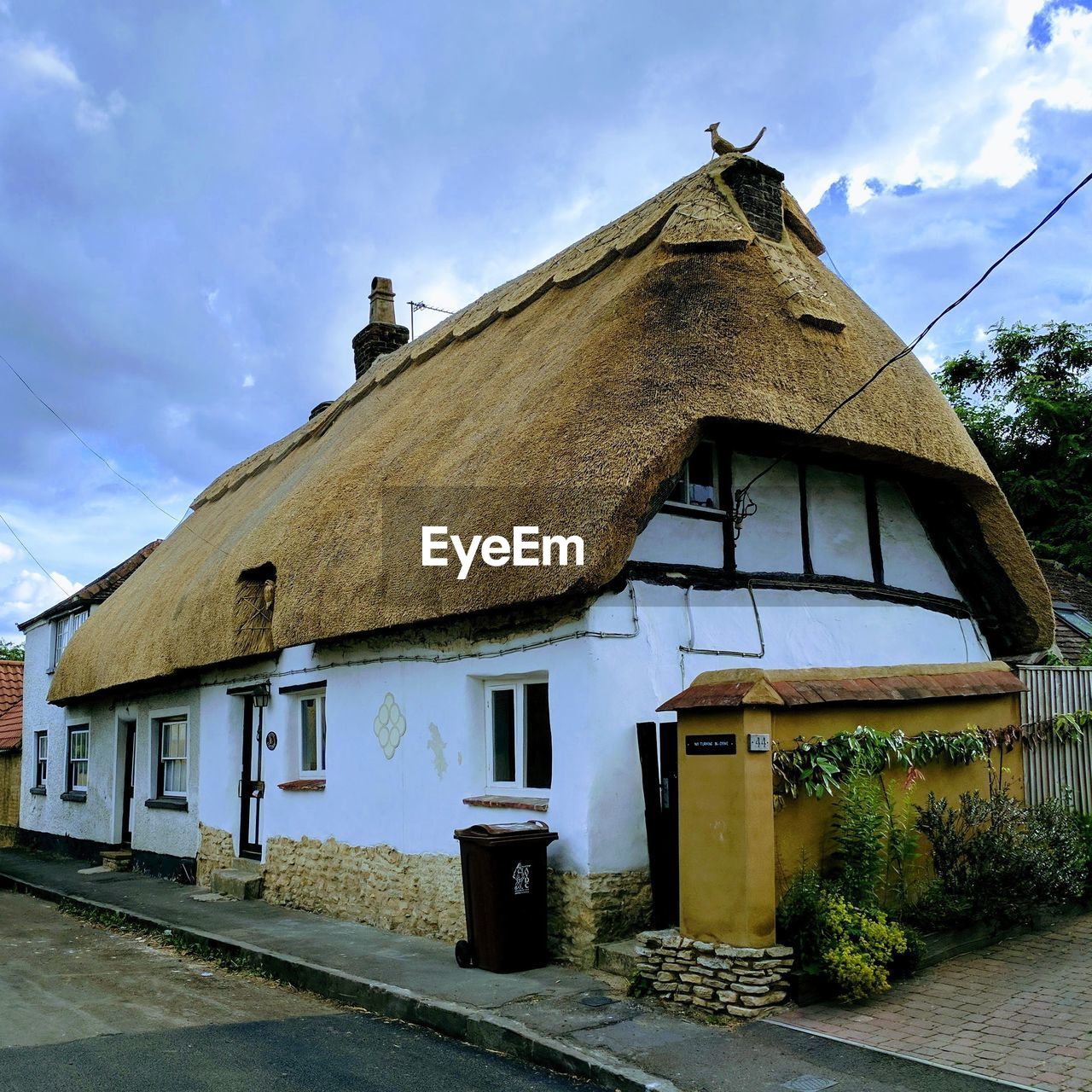 VIEW OF HOUSE AGAINST SKY