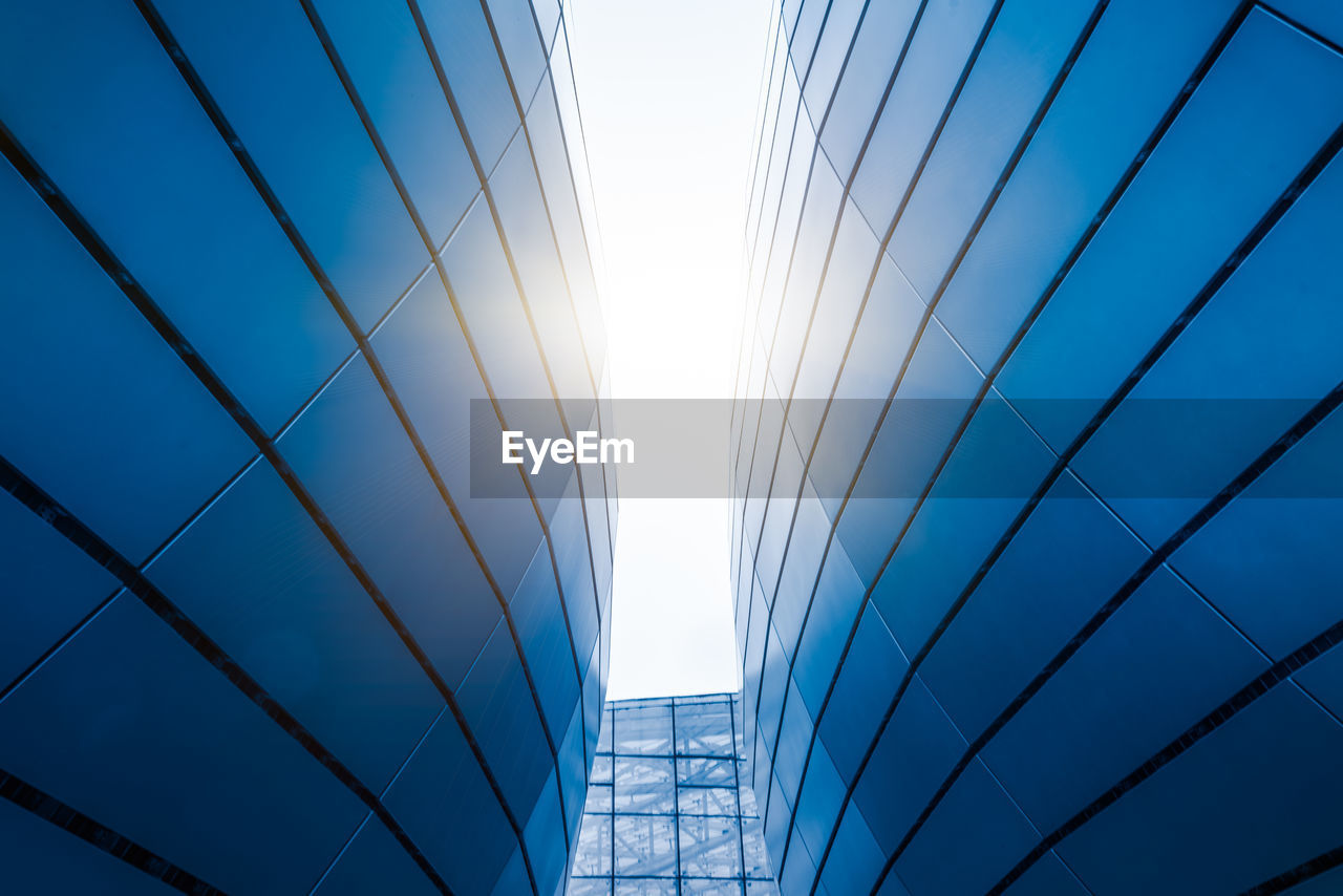 LOW ANGLE VIEW OF MODERN BUILDING AGAINST CLEAR SKY