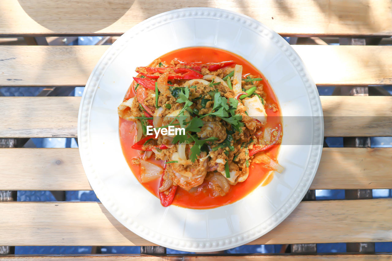 HIGH ANGLE VIEW OF FOOD SERVED IN PLATE