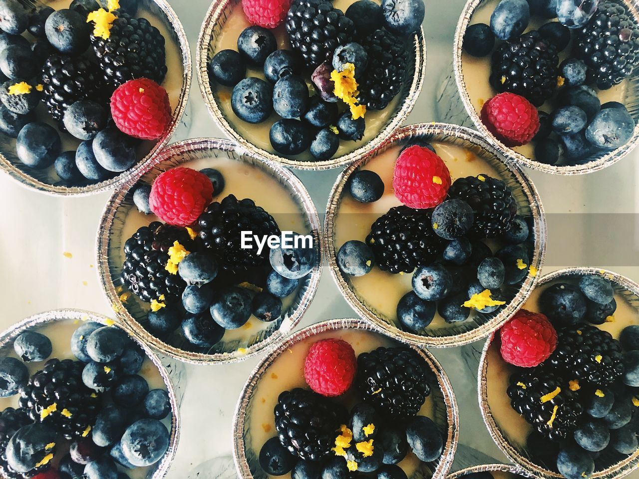 HIGH ANGLE VIEW OF FRUITS IN PLATE