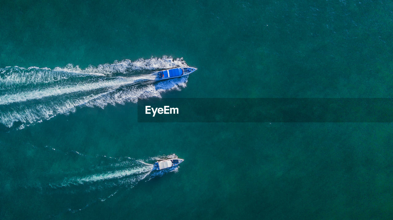 HIGH ANGLE VIEW OF SAILBOAT IN SEA