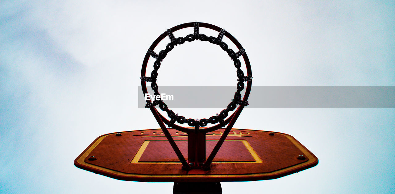 DIRECTLY BELOW VIEW OF BASKETBALL HOOP AGAINST SKY