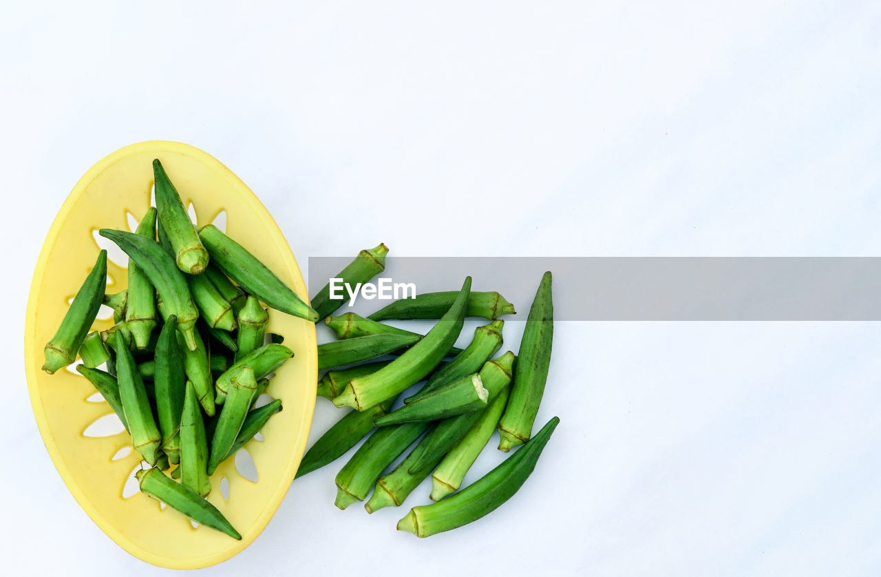 HIGH ANGLE VIEW OF VEGETABLES IN PLATE