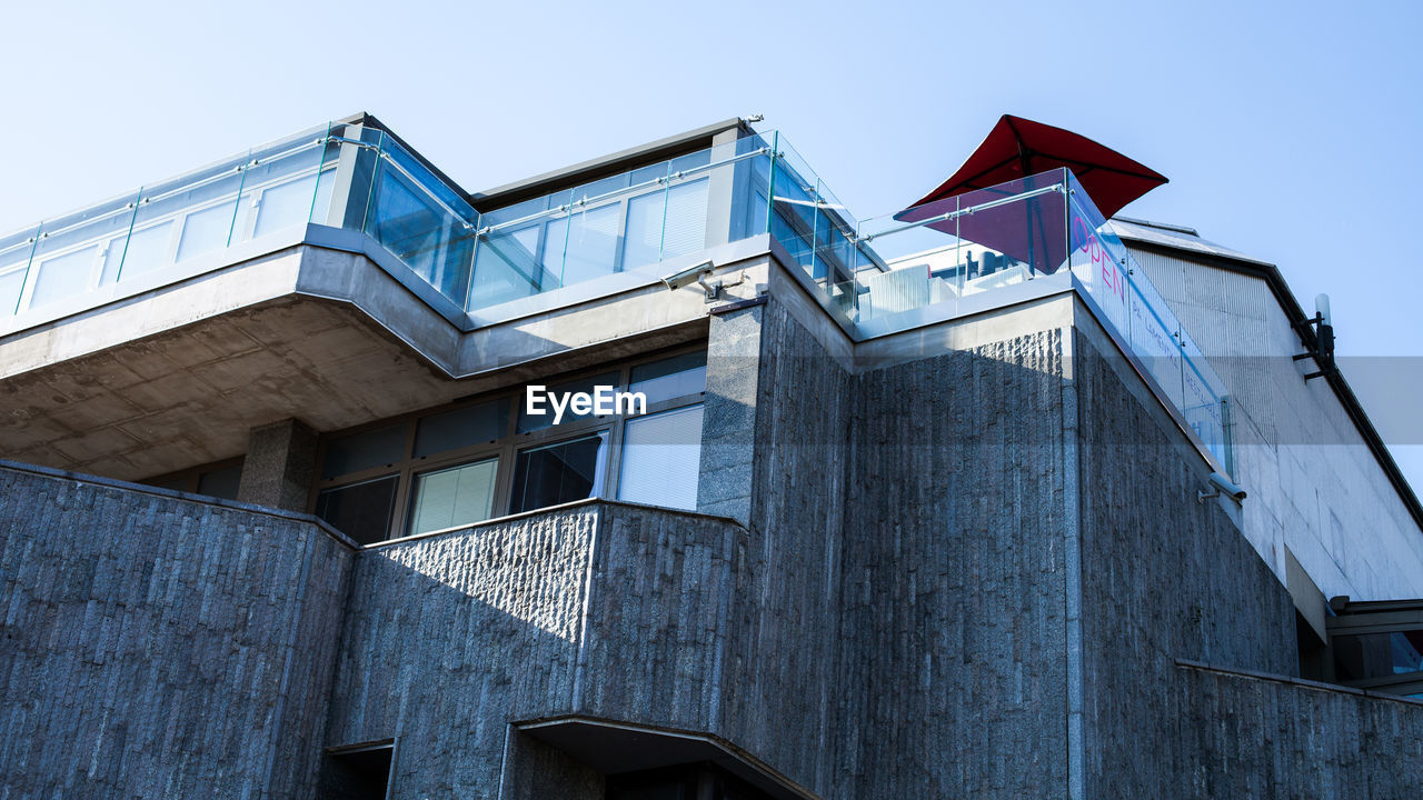 LOW ANGLE VIEW OF BUILT STRUCTURES AGAINST SKY