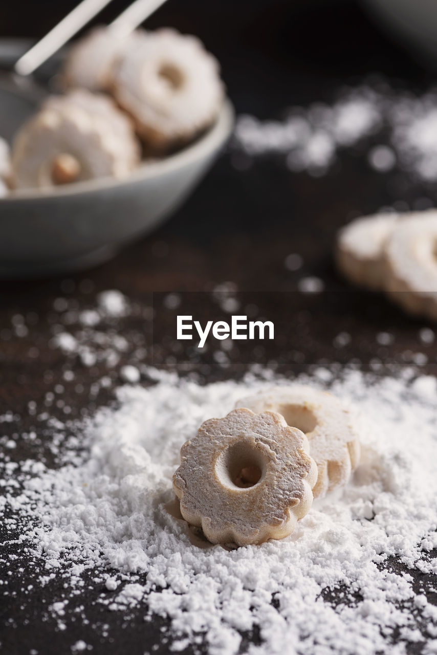 HIGH ANGLE VIEW OF COOKIES IN CONTAINER ON TABLE