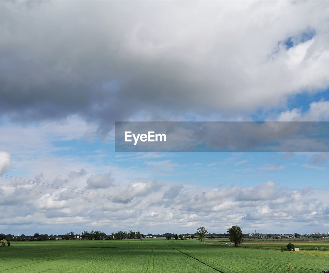 SCENIC VIEW OF AGRICULTURAL LANDSCAPE AGAINST SKY