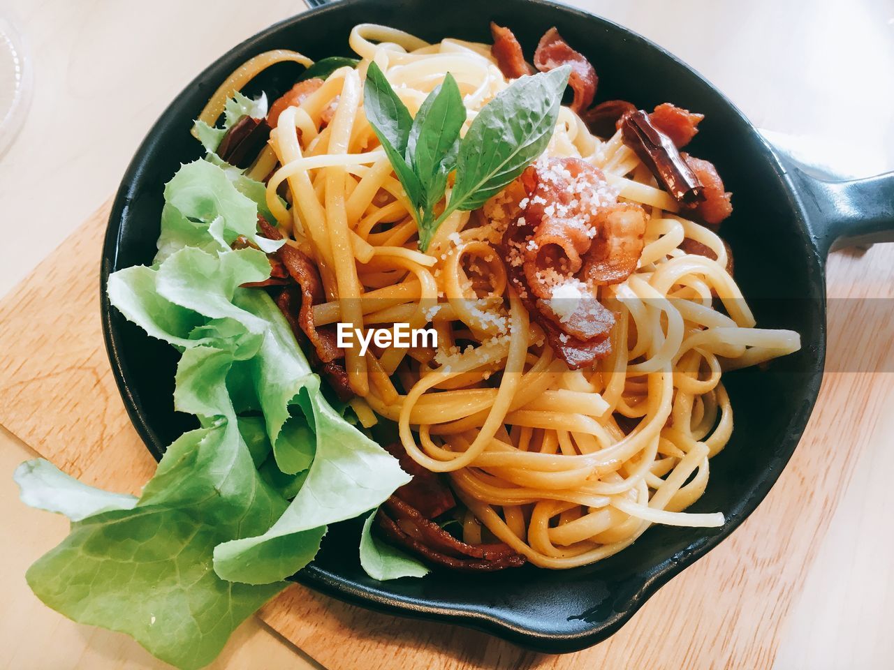 CLOSE-UP OF PASTA WITH VEGETABLES ON PLATE