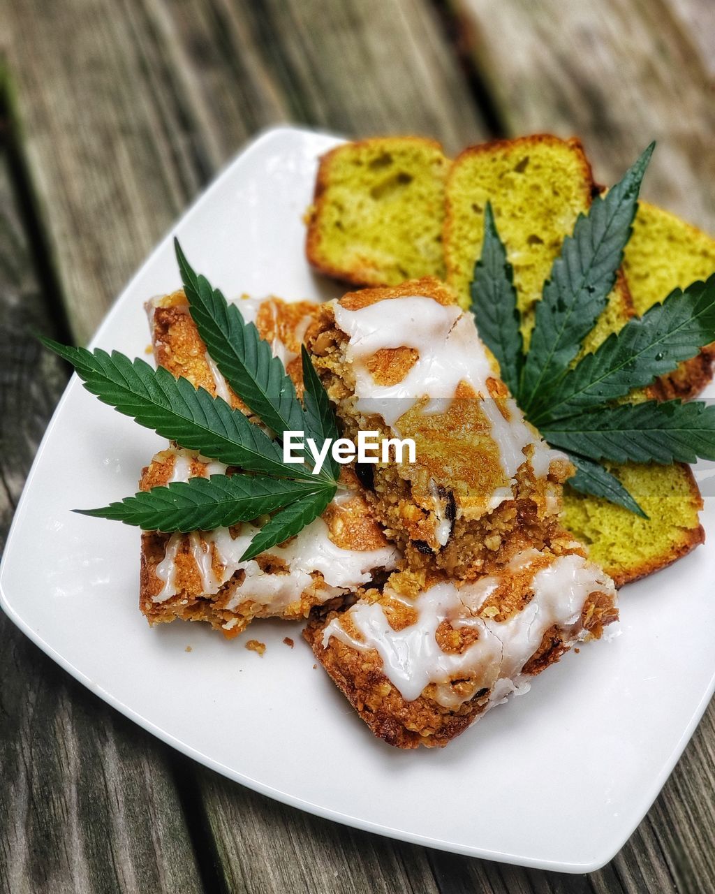 HIGH ANGLE VIEW OF FOOD IN PLATE