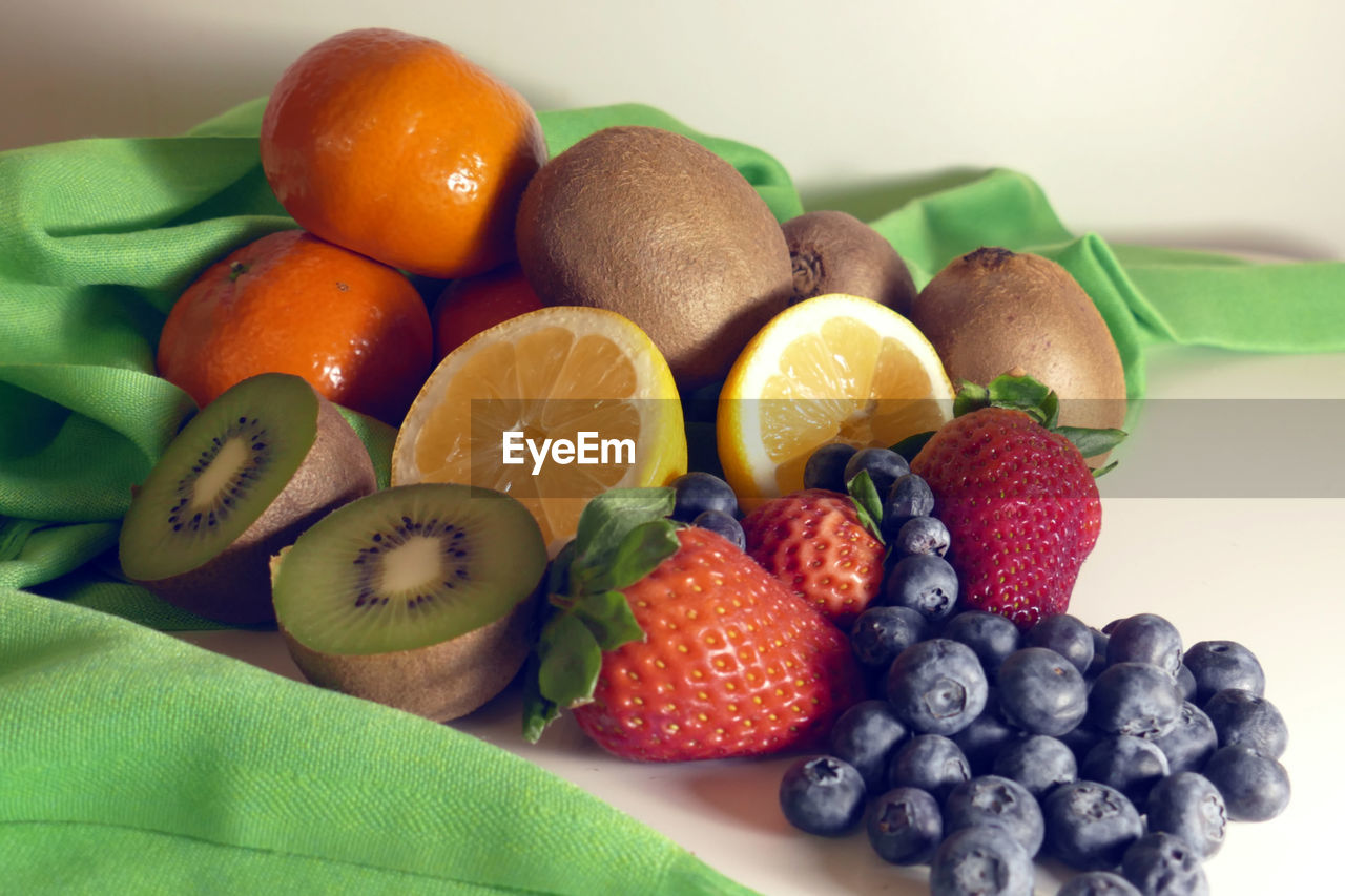 CLOSE-UP OF FRESH FRUITS