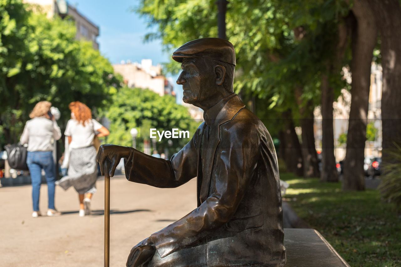 STATUE OF ANGEL IN PARK