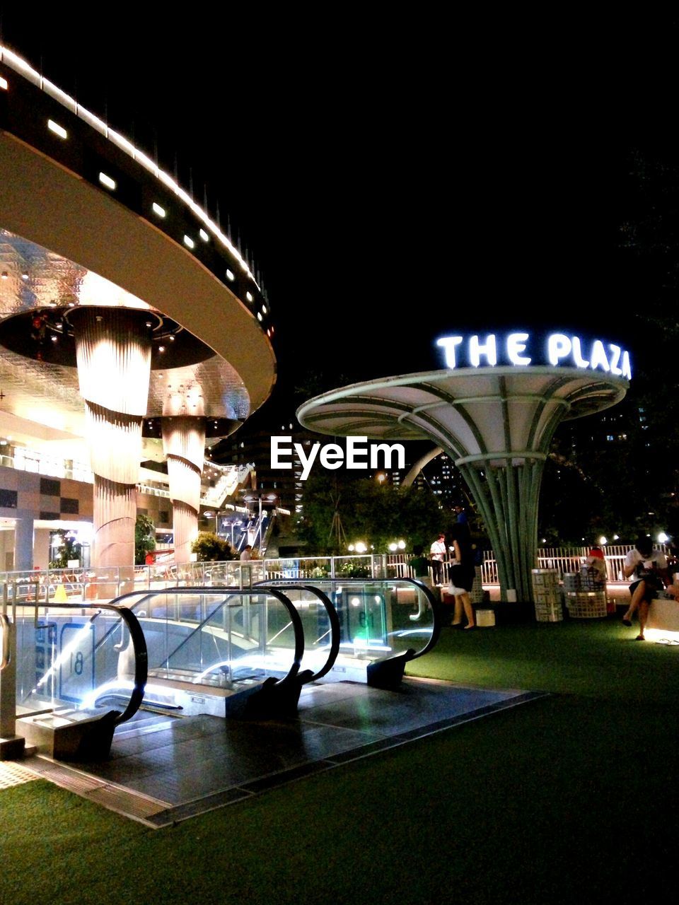 ILLUMINATED FOUNTAIN IN PARK AT NIGHT