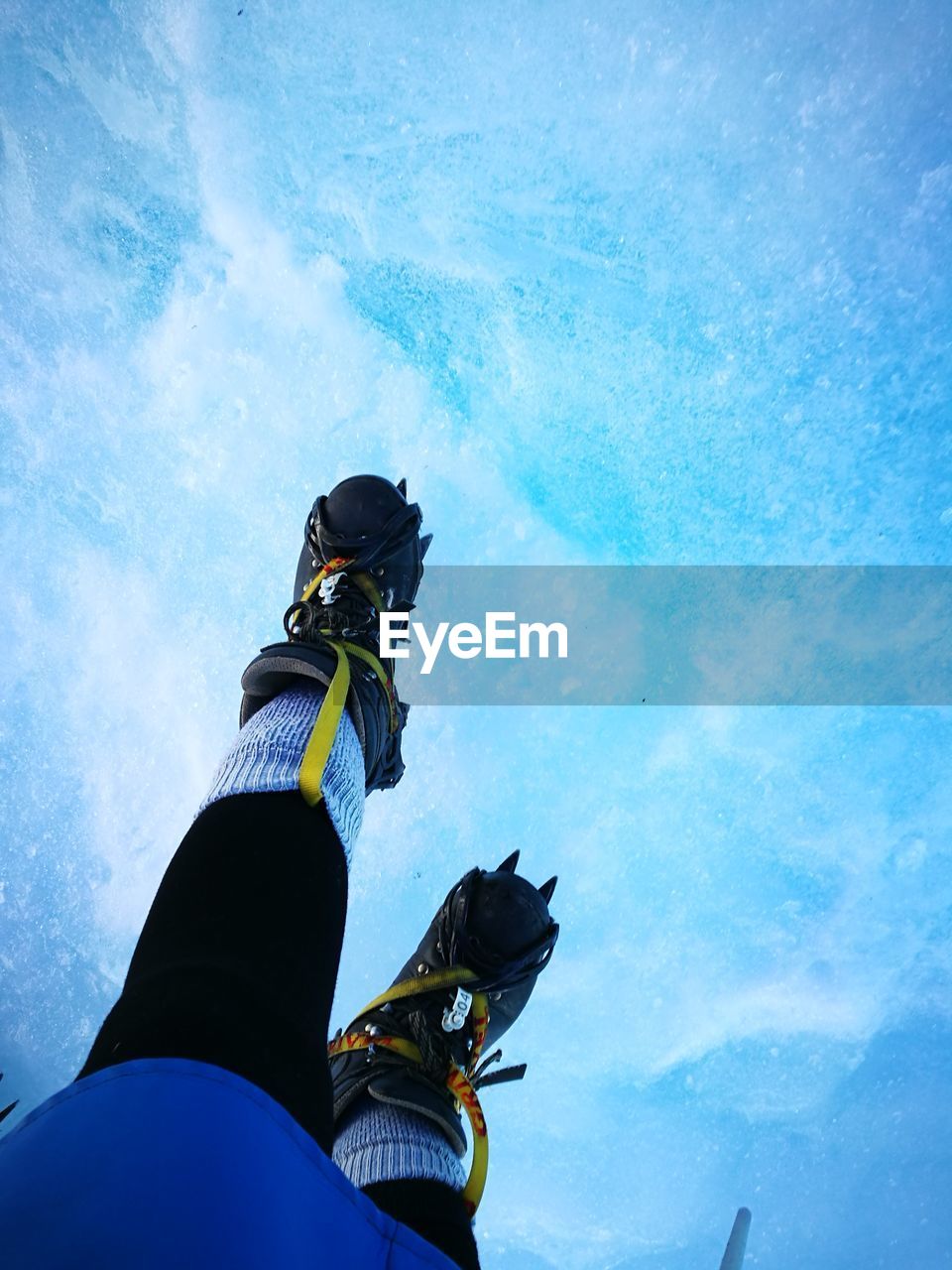 LOW ANGLE VIEW OF A YOUNG MAN AGAINST CLEAR SKY